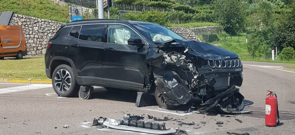 Schianto all'incrocio sulla statale: coinvolte due auto